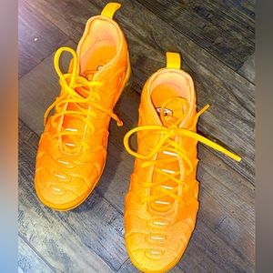 Women’s vapor Max Size 7.5 IS Golden Orange